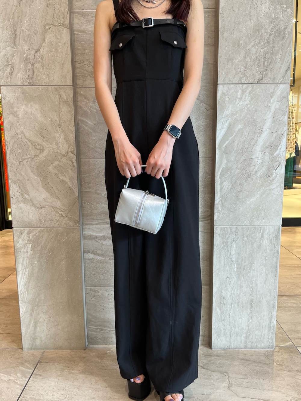 ブラック系のつなぎ/オールインワン、シルバー系のハンドバッグ、ブラック系のサンダルを着用したレディースの夏コーディネートの6枚目の写真