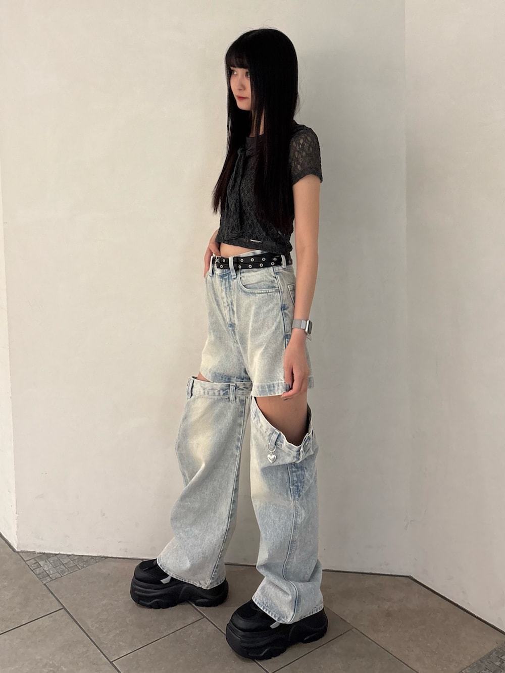 グレー系のTシャツ/カットソー、ブルー系のデニムパンツ、ブラック系のスニーカーを着用したレディースの夏コーディネートの2枚目の写真