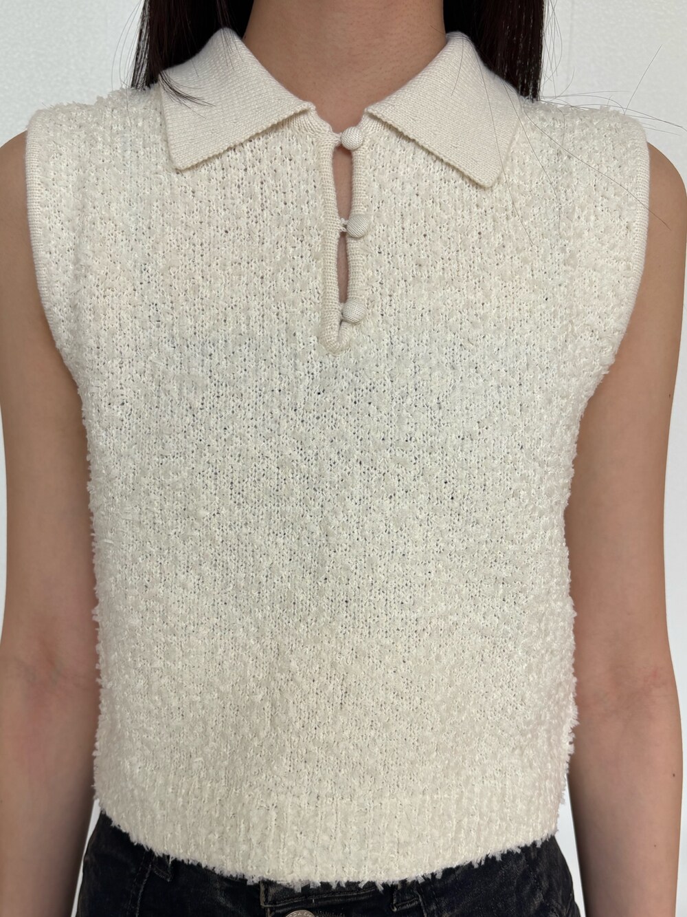 ブルー系のデニムパンツ、ホワイト系のニット/セーター、ブラック系のサンダルを着用したレディースの夏コーディネートの4枚目の写真