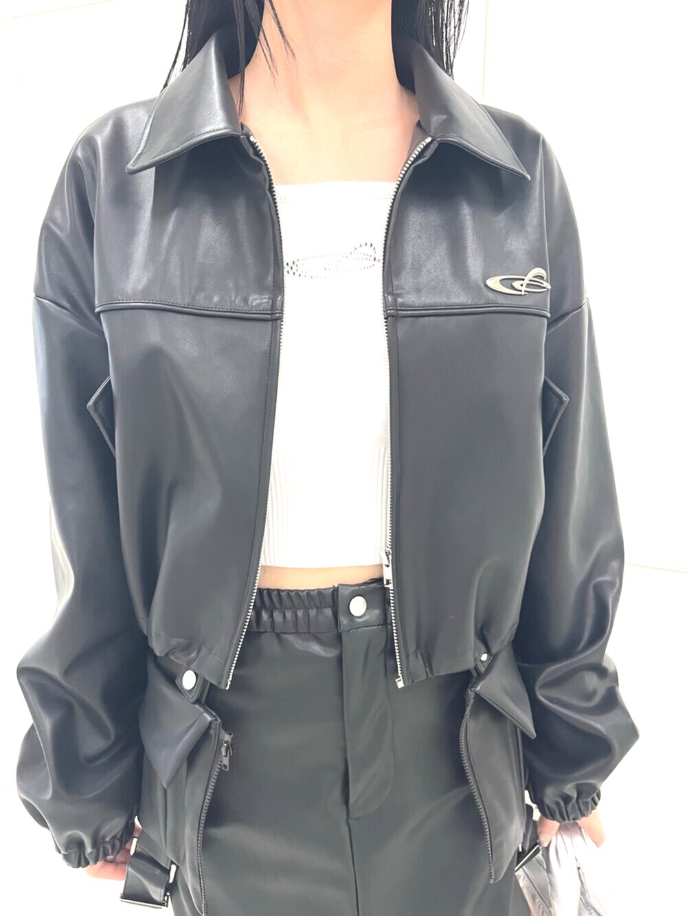 ブラック系のブルゾン、ブラック系のスカート、ブラック系のスニーカーを着用したレディースの春コーディネートの5枚目の写真