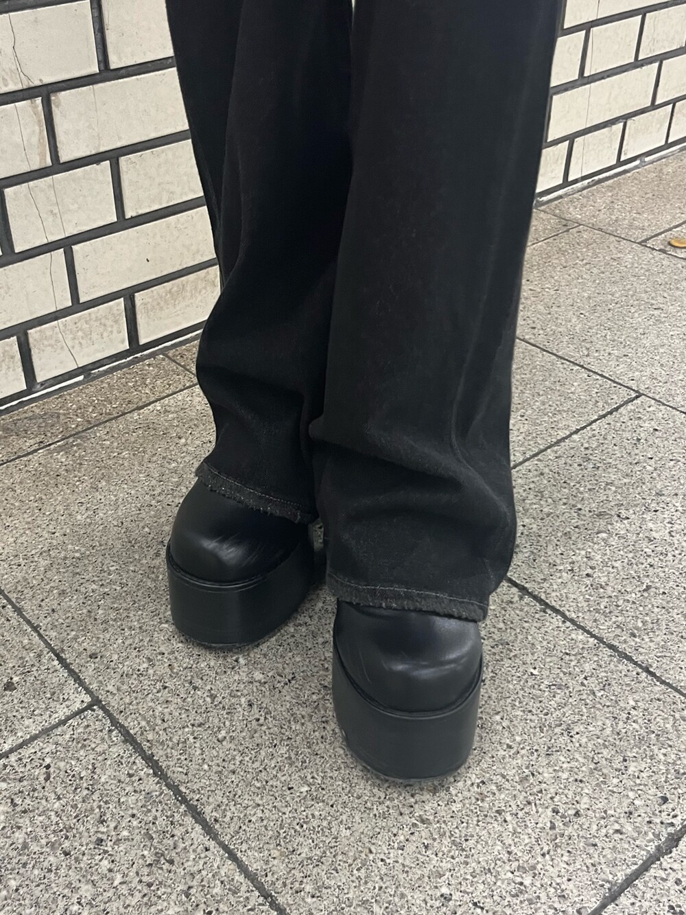 ブラック系のデニムパンツ、ブルー系のニット/セーター、レッド系のショルダーバッグを着用したレディースの秋コーディネートの10枚目の写真