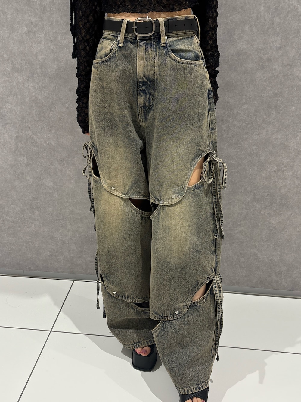 ブラック系のTシャツ/カットソー、ブルー系のデニムパンツ、ブラック系のサンダルを着用したレディースの春コーディネートの6枚目の写真