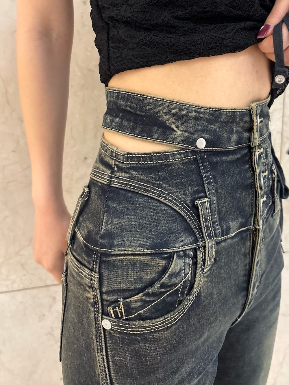 ブラック系のTシャツ/カットソー、ブルー系のデニムパンツ、ブラック系のサンダルを着用したレディースの夏コーディネートの6枚目の写真