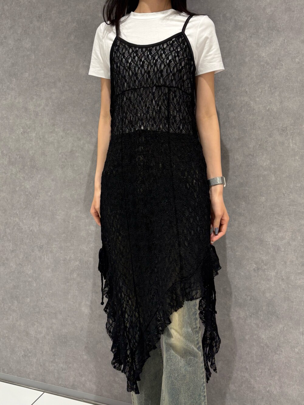 ブラック系のワンピース、ホワイト系のTシャツ/カットソー、ブルー系のデニムパンツを着用したレディースの夏コーディネートの5枚目の写真