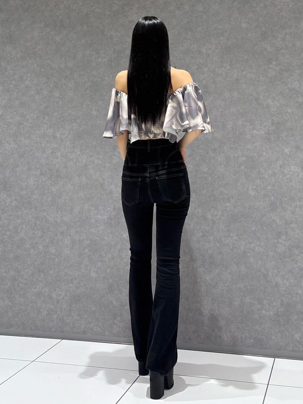 ベージュ系のTシャツ/カットソー、ブラック系のデニムパンツ、ブラック系のサンダルを着用したレディースの夏コーディネートの3枚目の写真