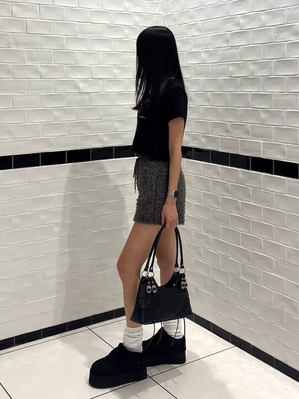 ブラック系のニット/セーター、グレー系のその他パンツ、ブラック系のショルダーバッグを着用したレディースの秋コーディネートの2枚目の写真