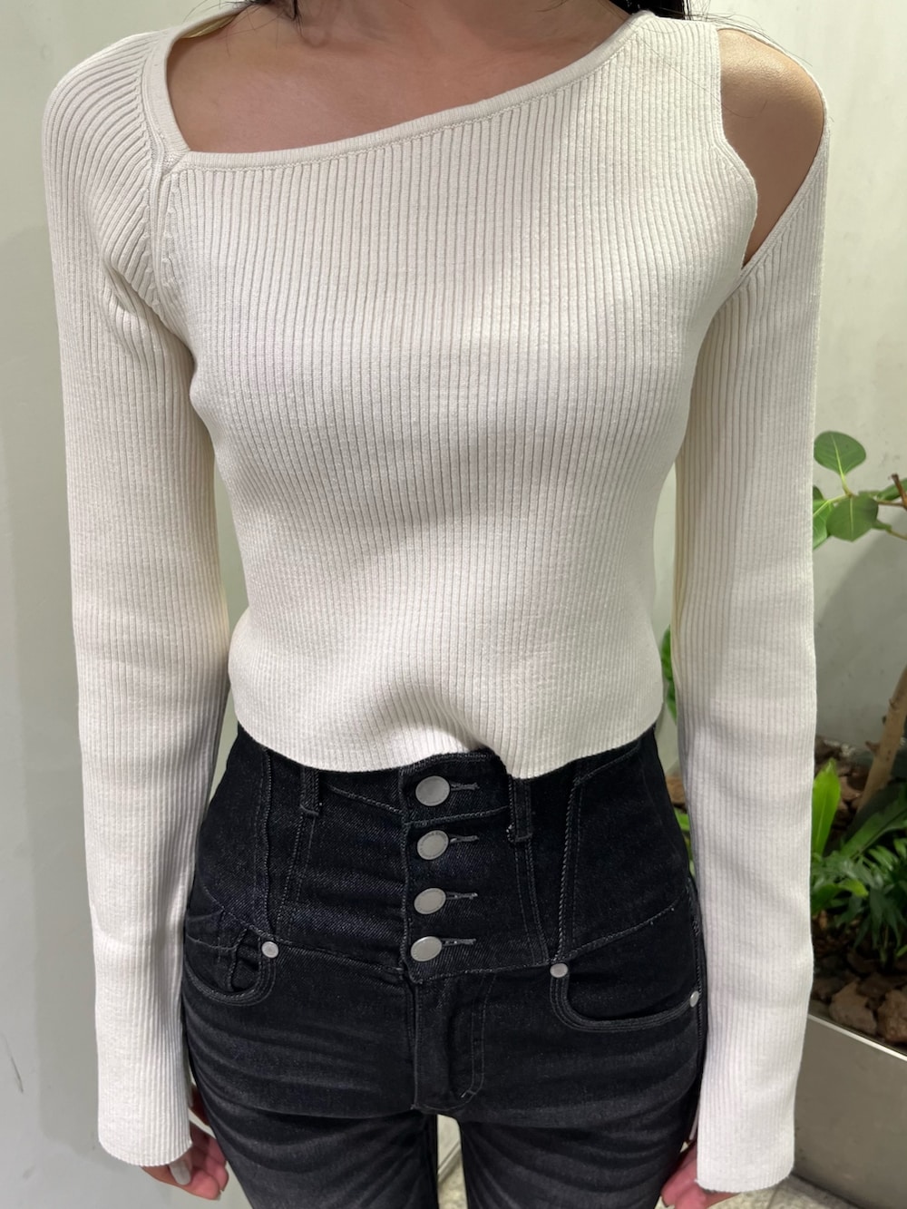 ブラック系のデニムパンツ、ブラック系のブルゾン、ブラック系のブーツを着用したレディースの秋コーディネートの6枚目の写真