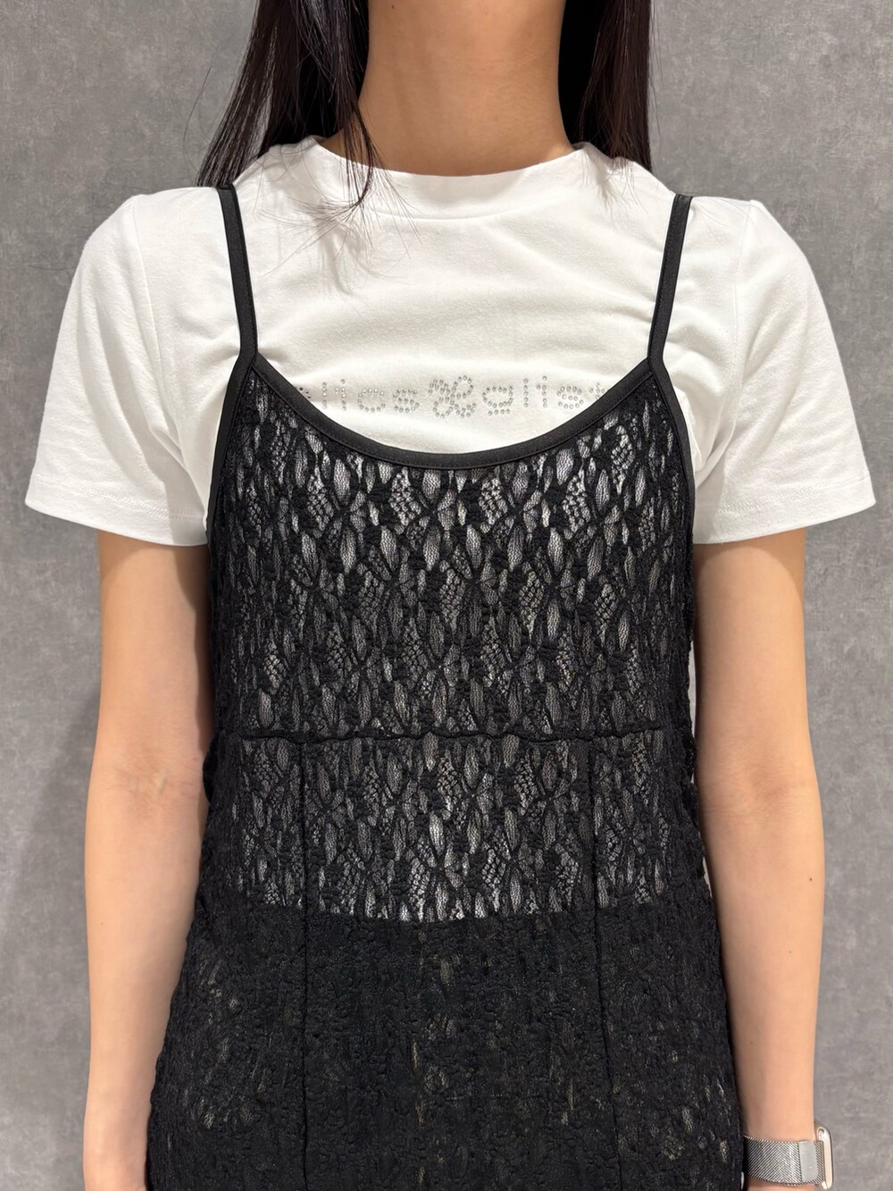 ブラック系のワンピース、ホワイト系のTシャツ/カットソー、ブルー系のデニムパンツを着用したレディースの夏コーディネートの4枚目の写真