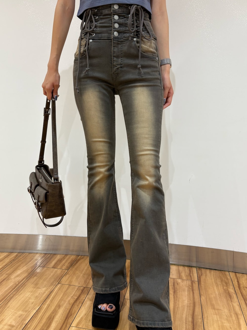 ブルー系のTシャツ/カットソー、グレー系のデニムパンツ、ブラック系のサンダルを着用したレディースの夏コーディネートの5枚目の写真