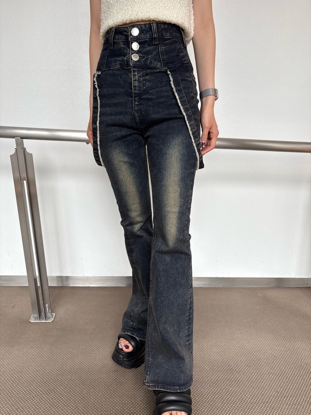 ブルー系のデニムパンツ、ホワイト系のニット/セーター、ブラック系のサンダルを着用したレディースの夏コーディネートの6枚目の写真