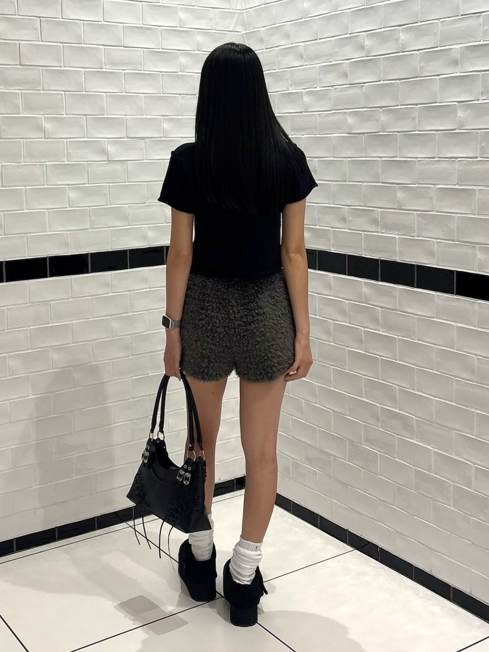 ブラック系のニット/セーター、グレー系のその他パンツ、ブラック系のショルダーバッグを着用したレディースの秋コーディネートの3枚目の写真