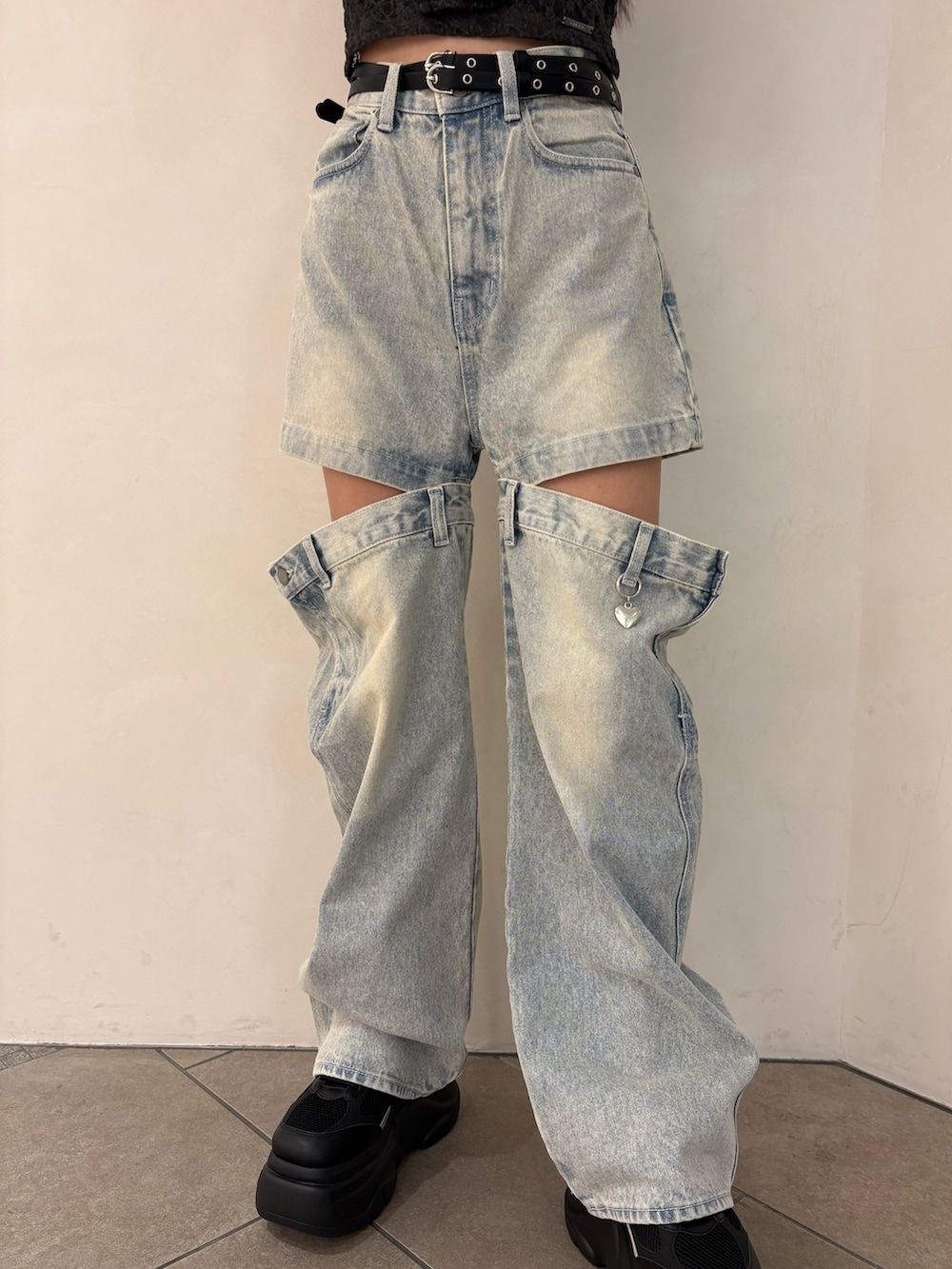 グレー系のTシャツ/カットソー、ブルー系のデニムパンツ、ブラック系のスニーカーを着用したレディースの夏コーディネートの5枚目の写真