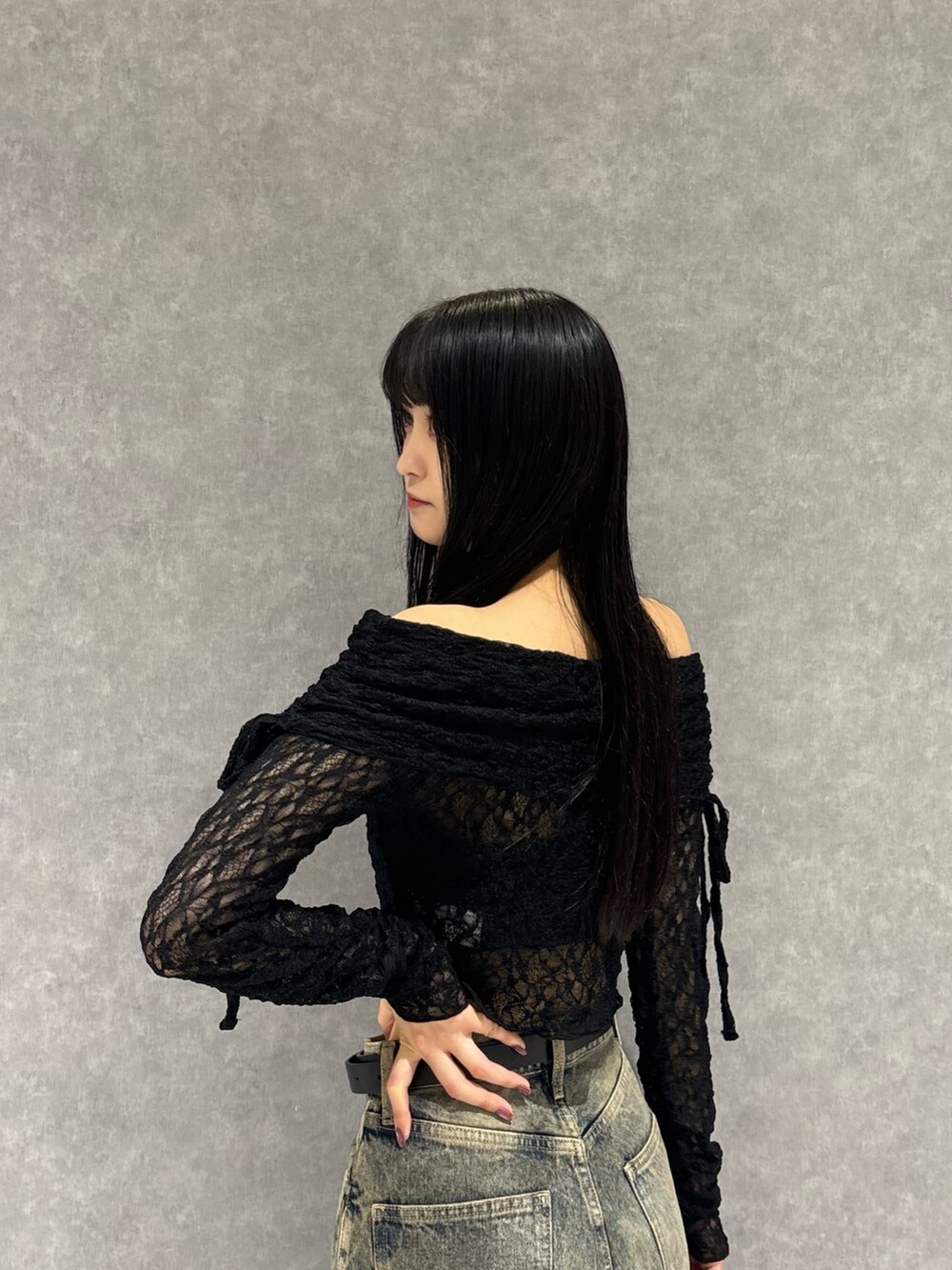 ブラック系のTシャツ/カットソー、ブルー系のデニムパンツ、ブラック系のサンダルを着用したレディースの春コーディネートの4枚目の写真