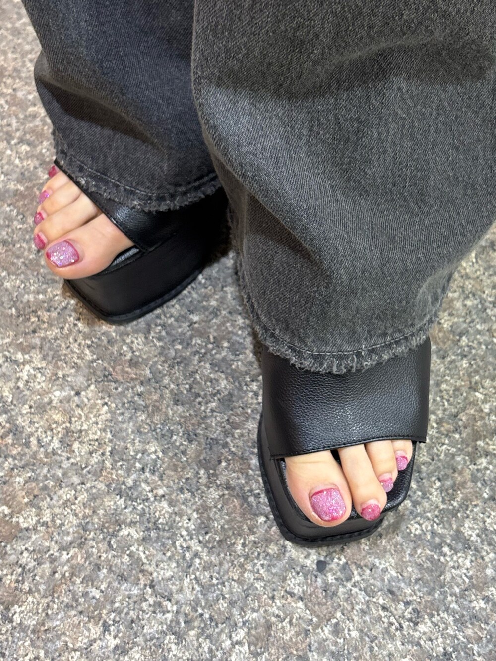 ブラック系のTシャツ/カットソー、ブラック系のニット/セーター、ブラック系のデニムパンツを着用したレディースの春コーディネートの8枚目の写真