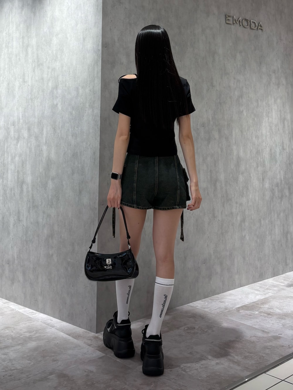 ブラック系のTシャツ/カットソー、ブルー系のその他パンツ、ブラック系のスニーカーを着用したレディースの春コーディネートの3枚目の写真