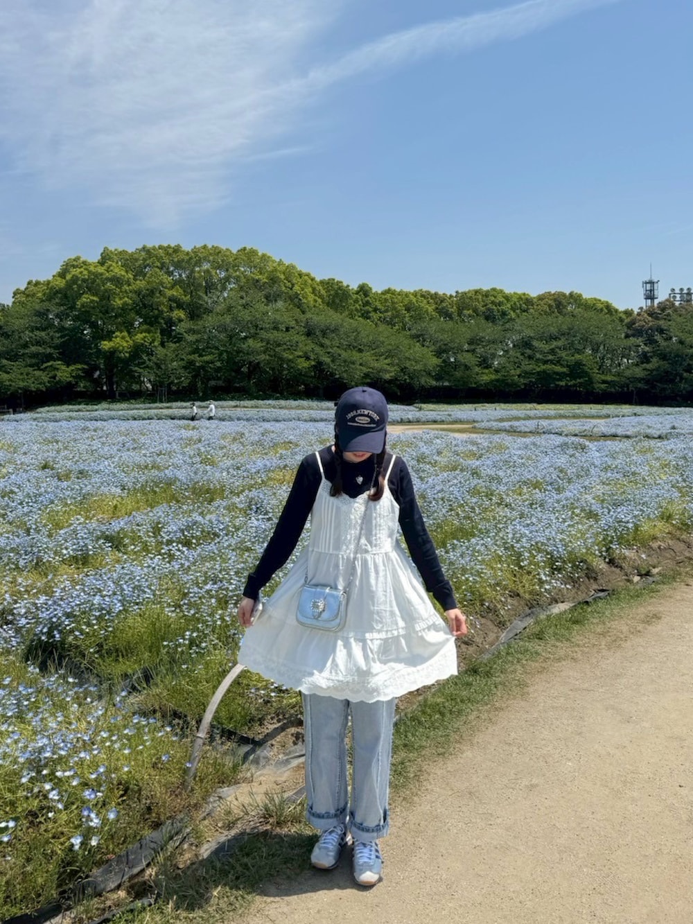 「プチプラ、春服、春コーデ、キャミワンピ、レース、お花見、ネモフィラ、キャップ、カジュアル、カジュアルガーリー」｜「SHEINのアイテム（キャップ、ブルー系）」を使った、soraさん（骨格ウェーブ・レディース・163cm）の春コーディネートの2枚目の写真