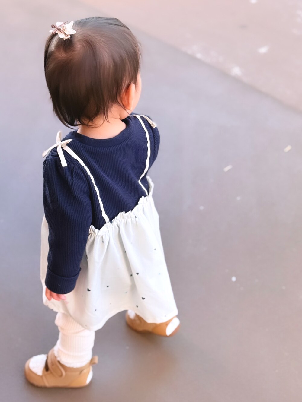 「apres les coursのワッフルドッキングフレアTシャツ（Tシャツ/カットソー、ブルー系）」を使った、りっちゃんさん（キッズ・70cm）の秋コーディネートの2枚目の写真