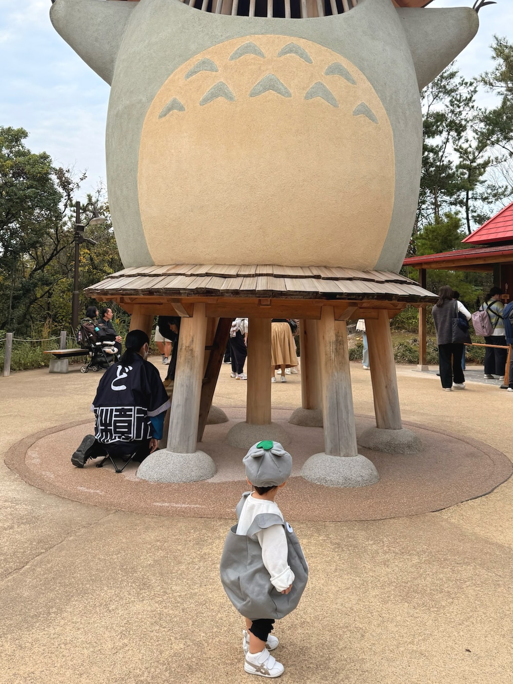 ホワイト系のスニーカー、ホワイト系のスウェット、グレー系のオールインワン・サロペットを着用したキッズの冬コーディネートの2枚目の写真