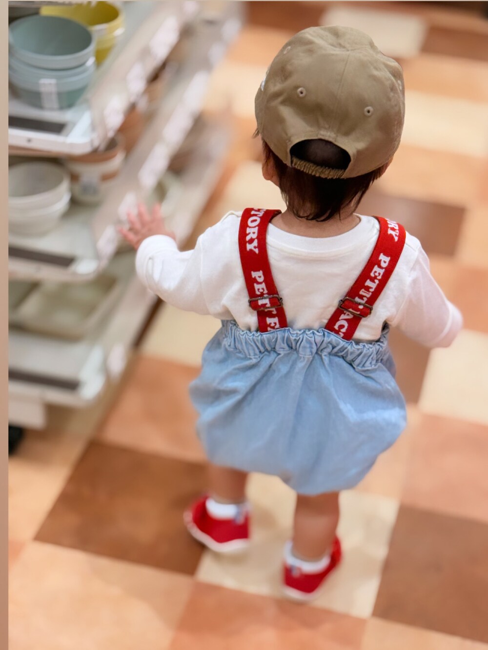 「Birthdayのアイテム（サロペット/オーバーオール、ブルー系）」を使った、りっちゃんさん（キッズ・70cm）の秋コーディネートの2枚目の写真