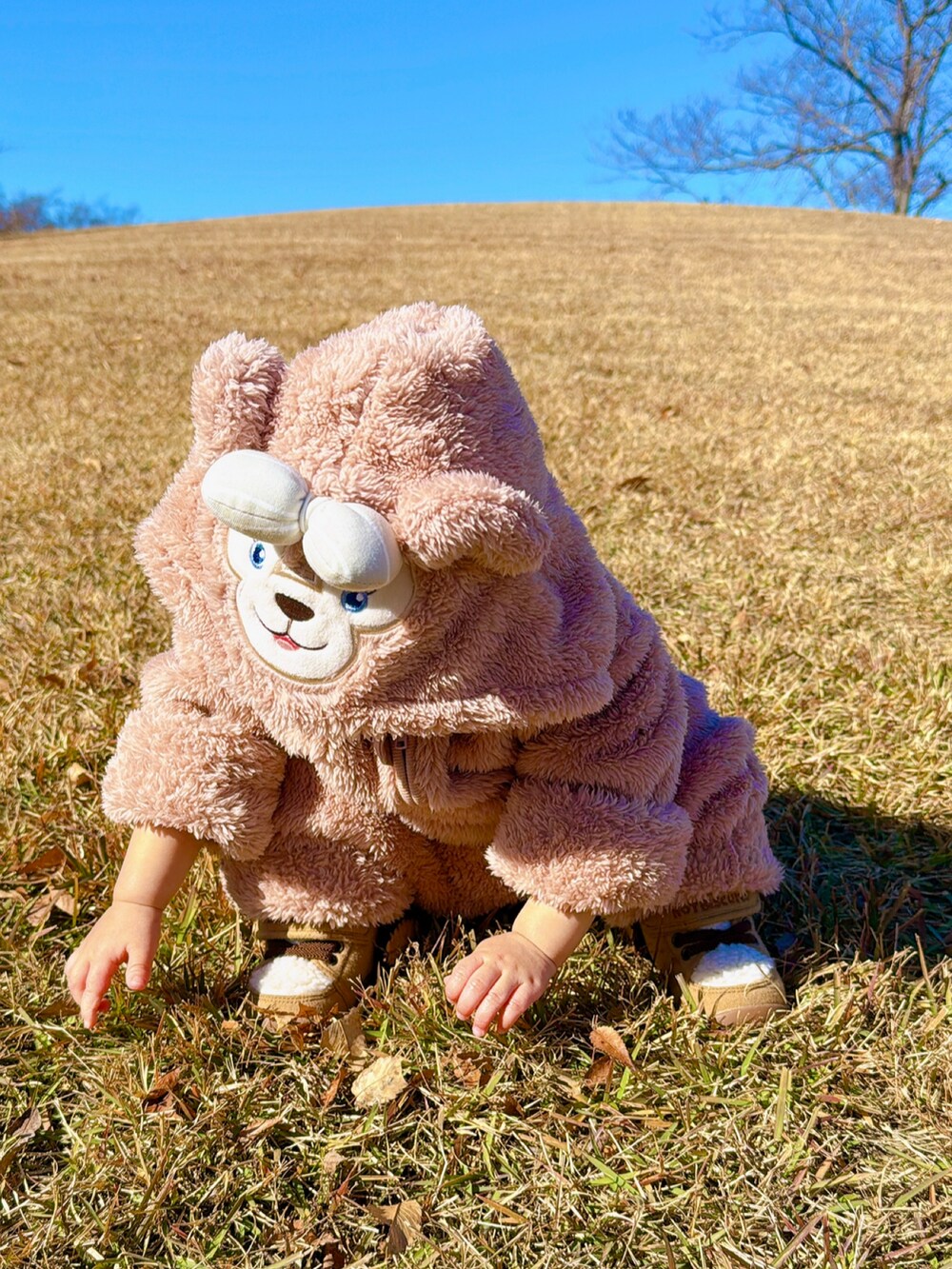 ベージュ系のつなぎ/オールインワン、ベージュ系のスニーカーを着用したキッズの秋コーディネートの2枚目の写真