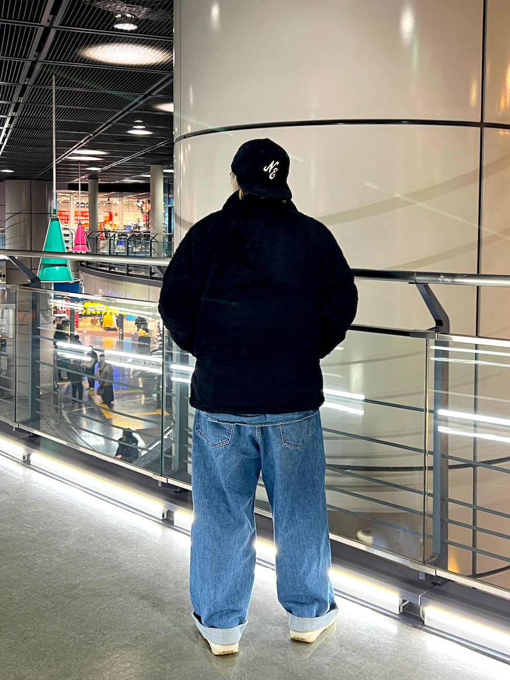 ブラック系のその他アウター、ブラック系のキャップを着用したメンズの冬コーディネートの2枚目の写真