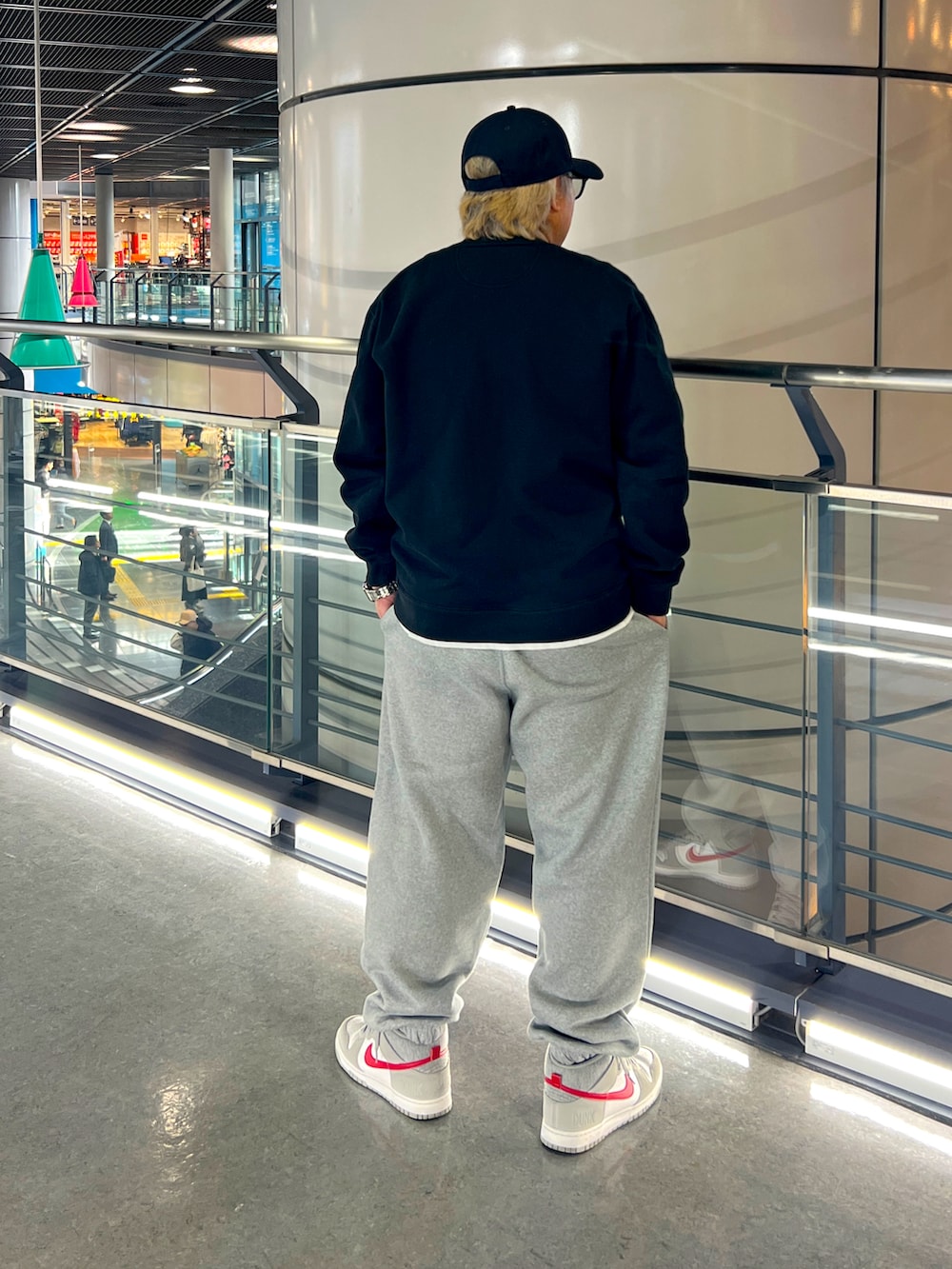 ブラック系のスウェット、グレー系のスウェットパンツ、グレー系のスニーカーを着用したメンズの冬コーディネートの2枚目の写真