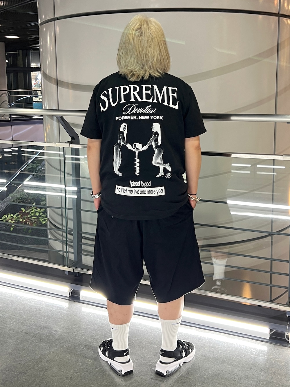 ブラック系のTシャツ/カットソー、ブラック系のその他パンツ、ブラック系のサンダルを着用したメンズの夏コーディネートの2枚目の写真