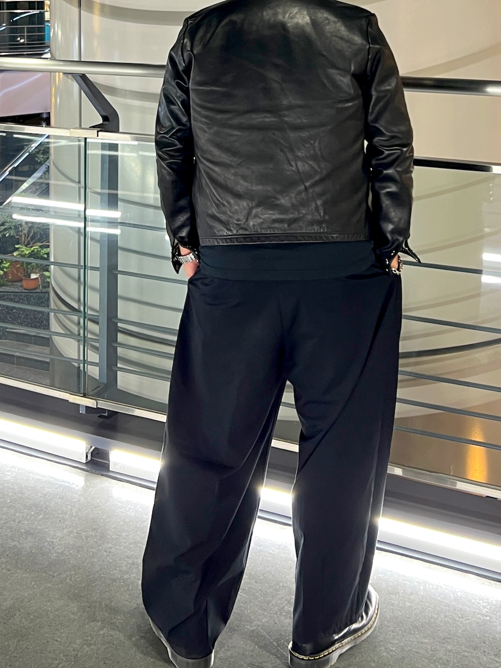 ブラック系のライダースジャケット、ブラック系のその他パンツ、ブラック系のブーツを着用したメンズの春コーディネートの2枚目の写真