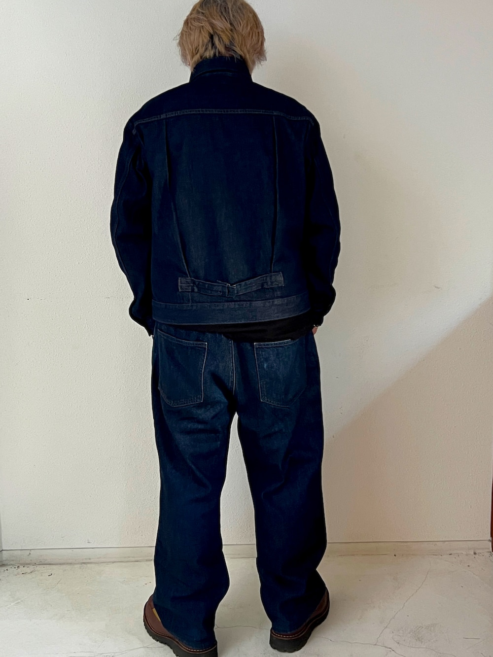 ブラック系のライダースジャケット、ブルー系のデニムジャケット、ブルー系のデニムパンツを着用したメンズの冬コーディネートの3枚目の写真