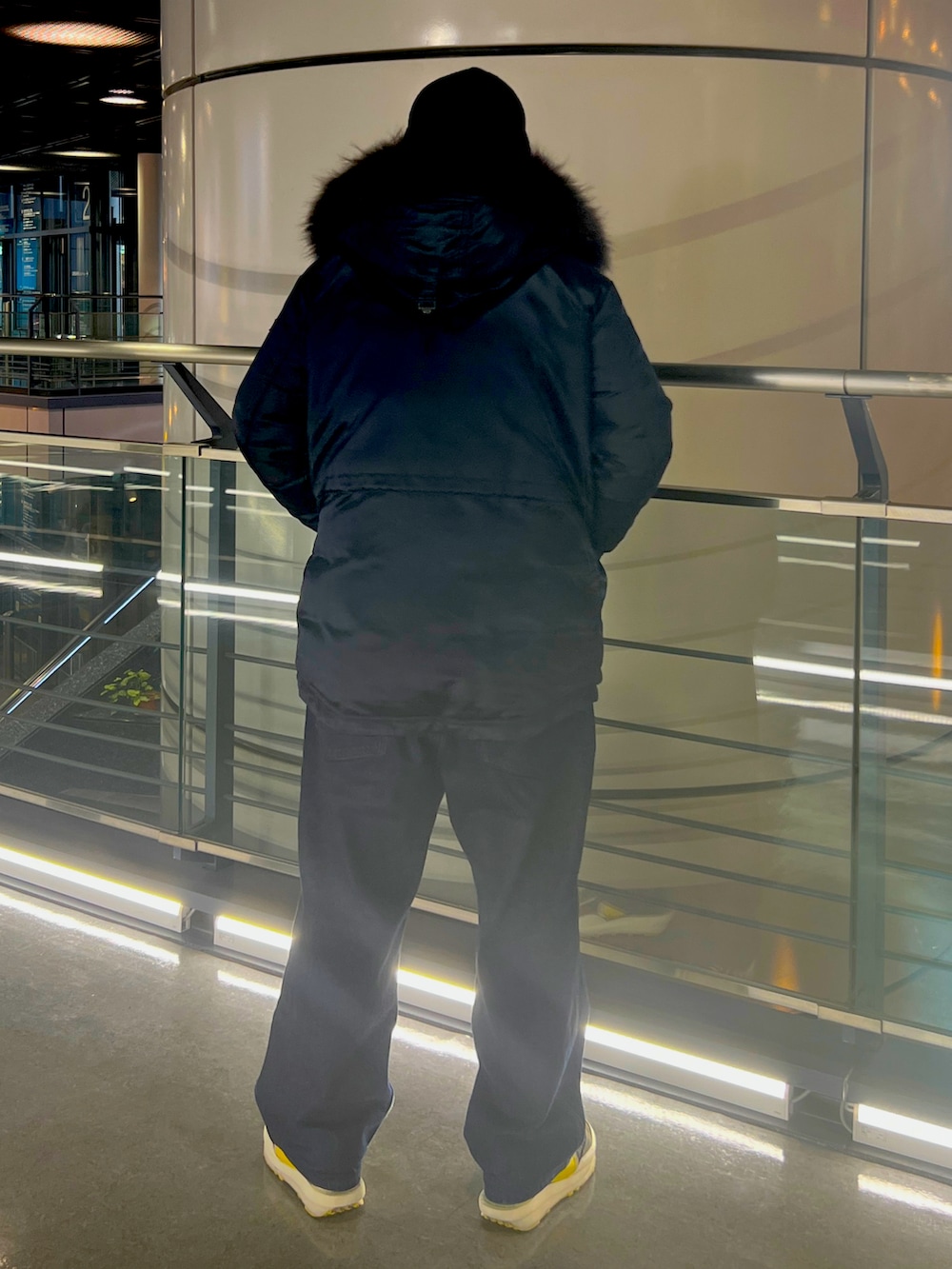 ブルー系のダウンジャケット/コート、ブラック系のその他パンツ、ブラック系のスニーカーを着用したメンズの冬コーディネートの2枚目の写真