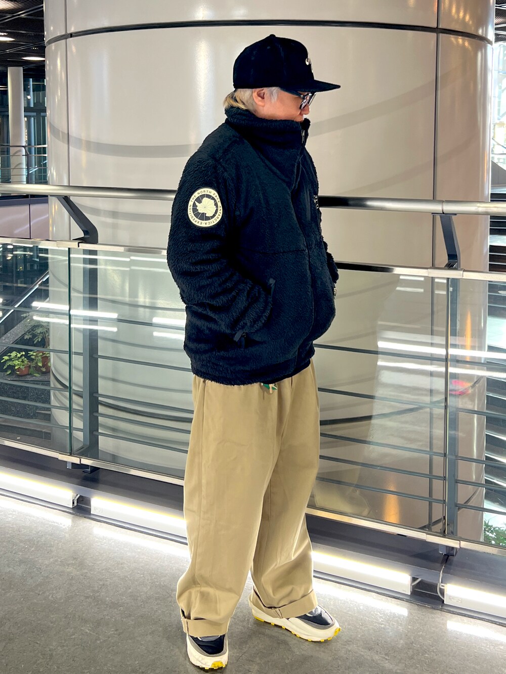 ブラック系のその他アウター、ブラック系のキャップを着用したメンズの冬コーディネートの2枚目の写真