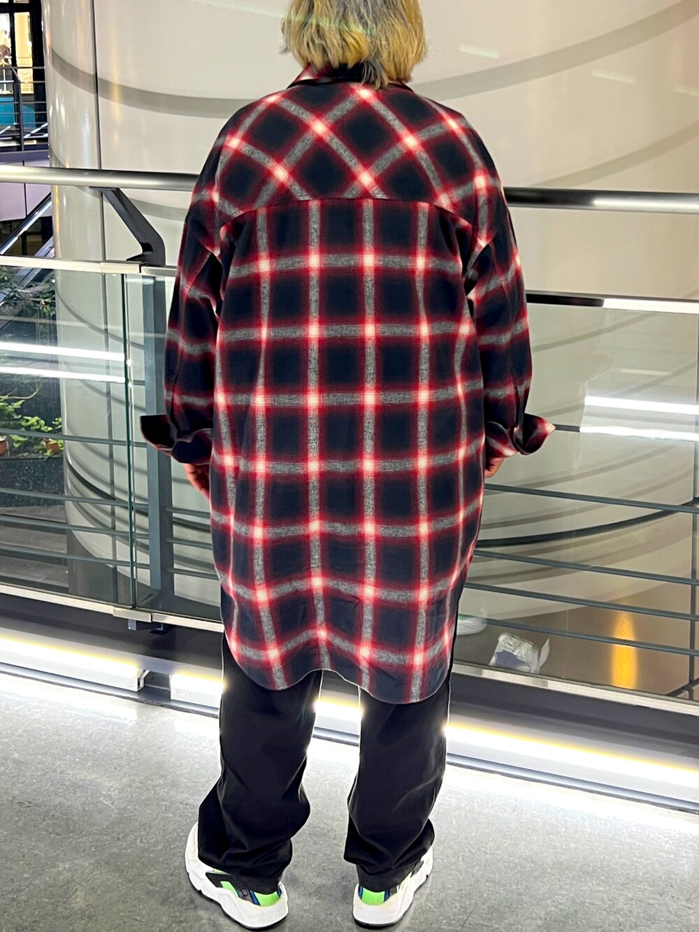 レッド系のシャツ/ブラウス、ブラック系のチノパンツ、ホワイト系のスニーカーを着用したメンズの春コーディネートの2枚目の写真