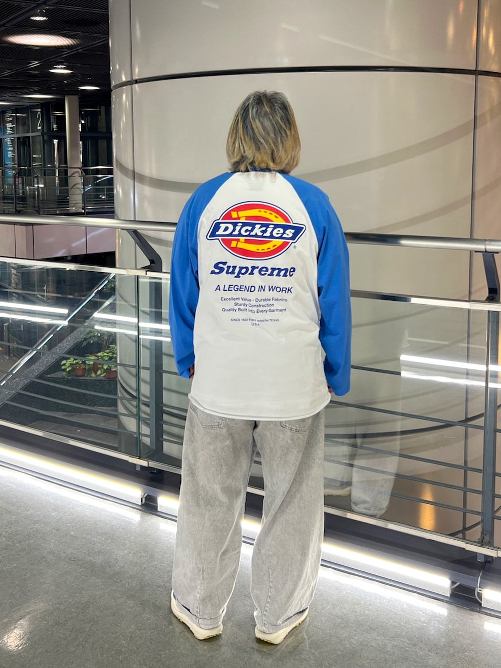 ホワイト系のTシャツ/カットソー、グレー系のスウェットパンツ、ブラック系のスニーカーを着用したメンズの春コーディネートの2枚目の写真