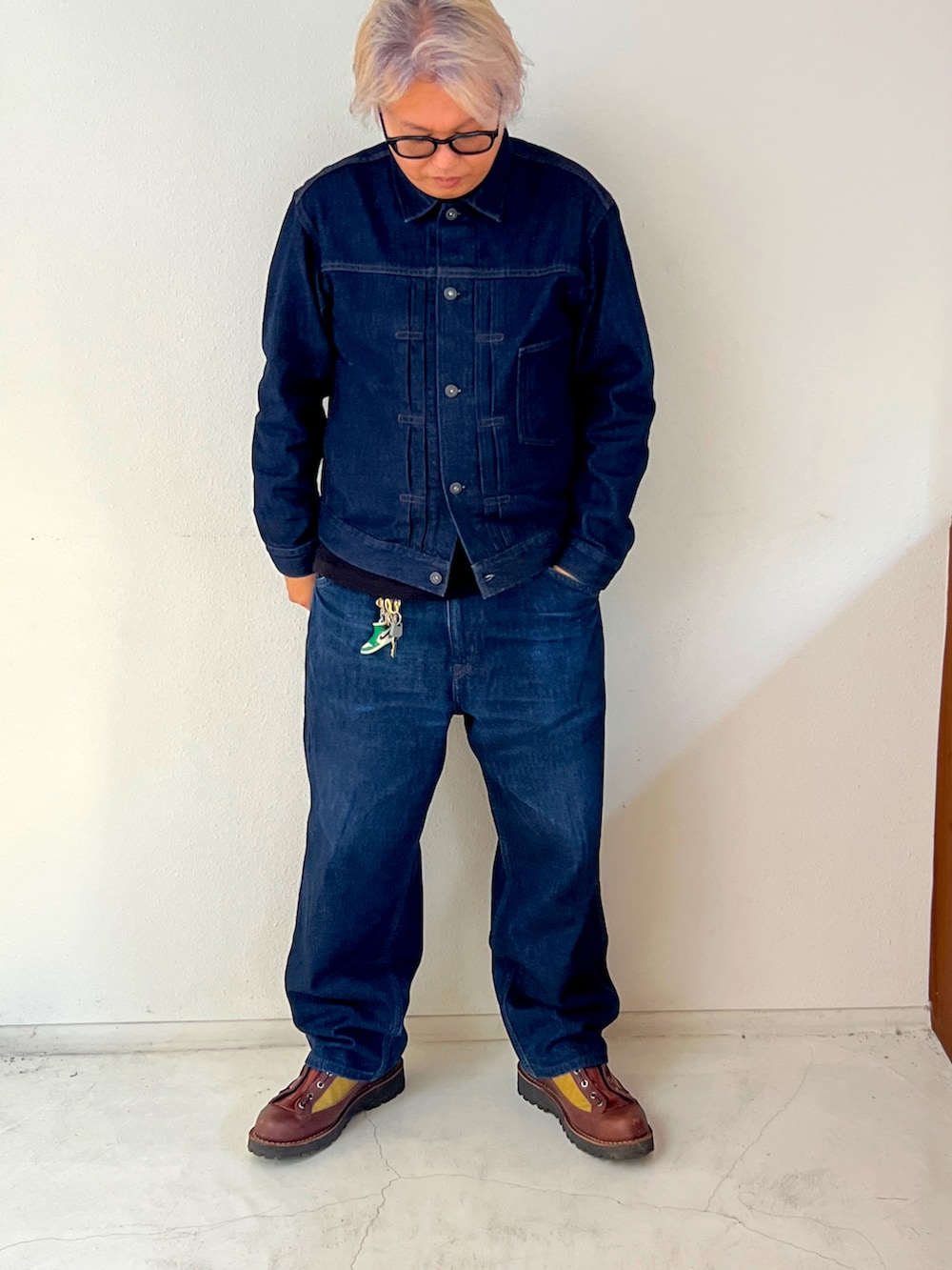 ブラック系のライダースジャケット、ブルー系のデニムジャケット、ブルー系のデニムパンツを着用したメンズの冬コーディネートの2枚目の写真