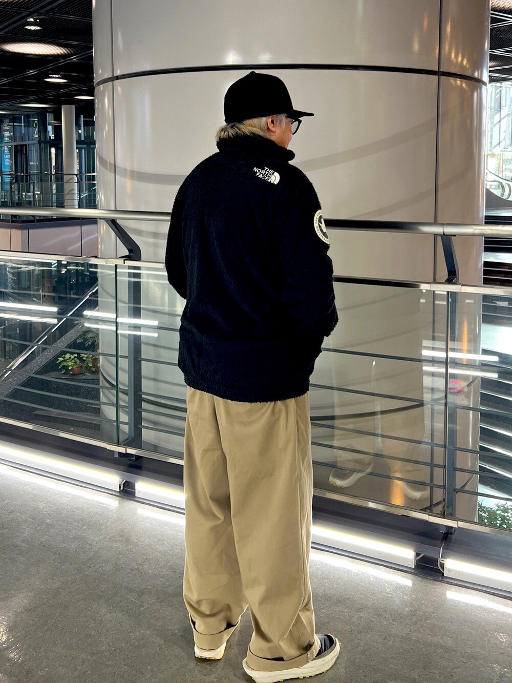 ブラック系のその他アウター、ブラック系のキャップを着用したメンズの冬コーディネートの3枚目の写真