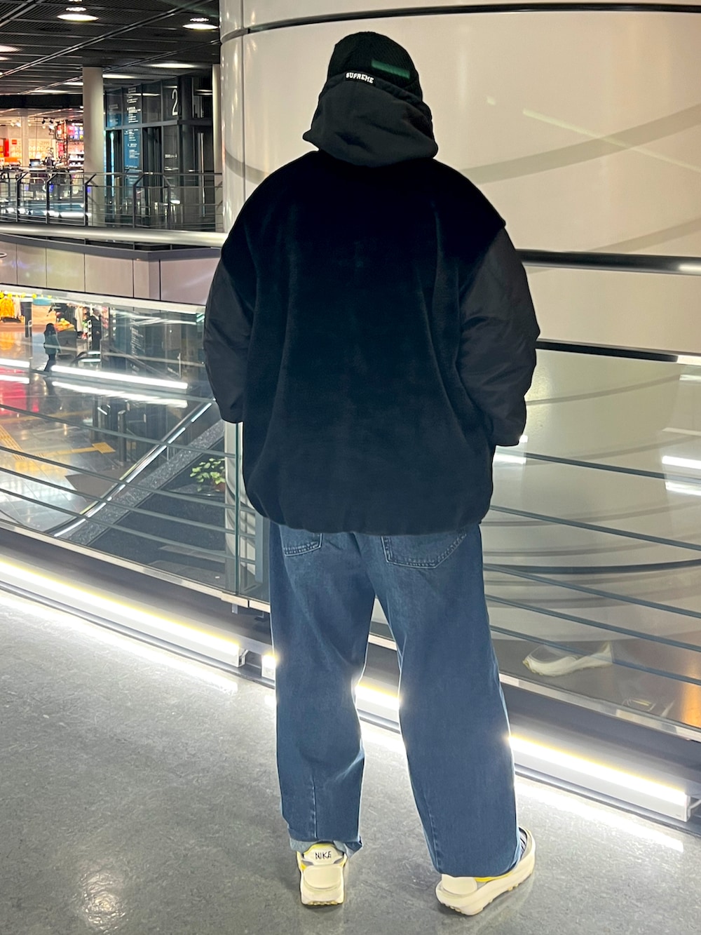 ブラック系のパーカー、ブラック系のブルゾン、ブラック系のニットキャップ/ビーニーを着用したメンズの冬コーディネートの2枚目の写真