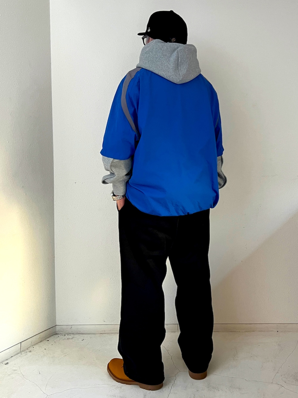 ブルー系のその他トップス、グレー系のパーカー、イエロー系のブーツを着用したメンズの冬コーディネートの2枚目の写真