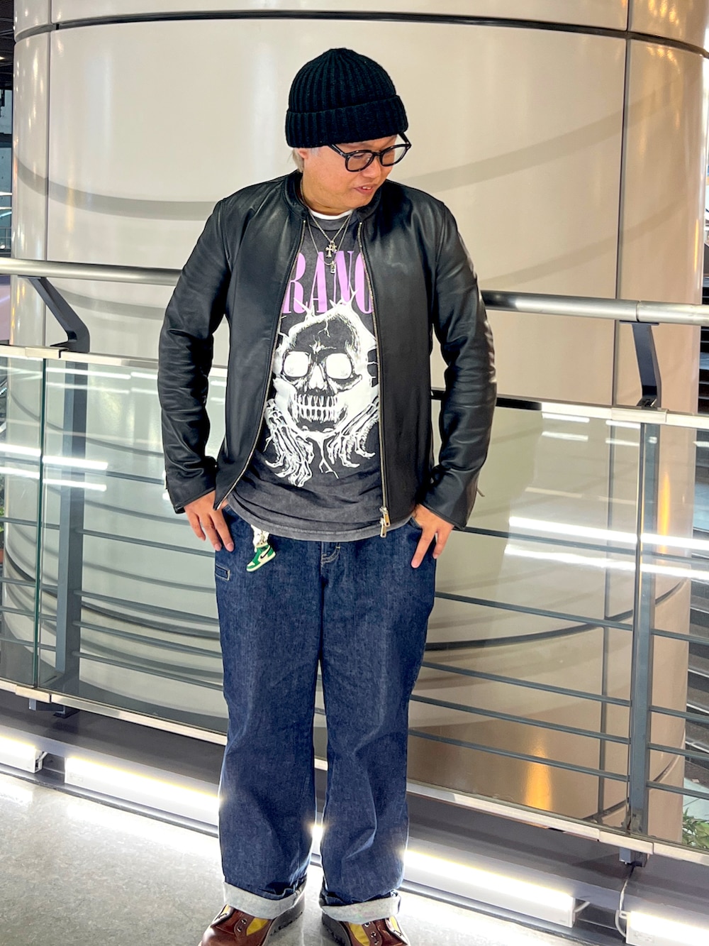 ブラウン系のブーツ、ブルー系のデニムパンツ、ブラック系のピーコートを着用したメンズの冬コーディネートの3枚目の写真