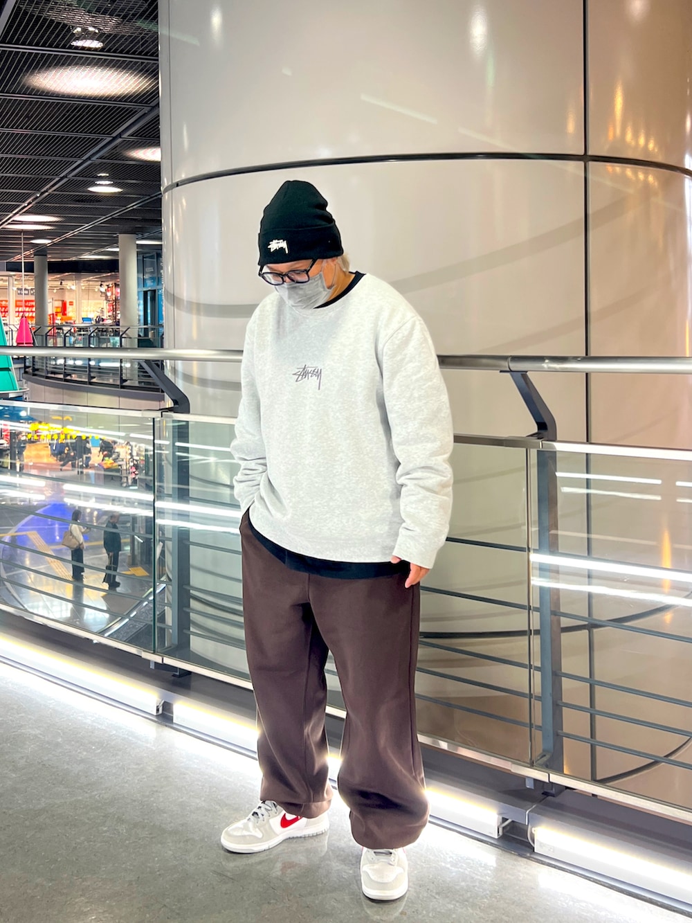 グレー系のその他トップス、ブラウン系のスウェットパンツ、ブラック系のニットキャップ/ビーニーを着用したメンズの冬コーディネートの2枚目の写真