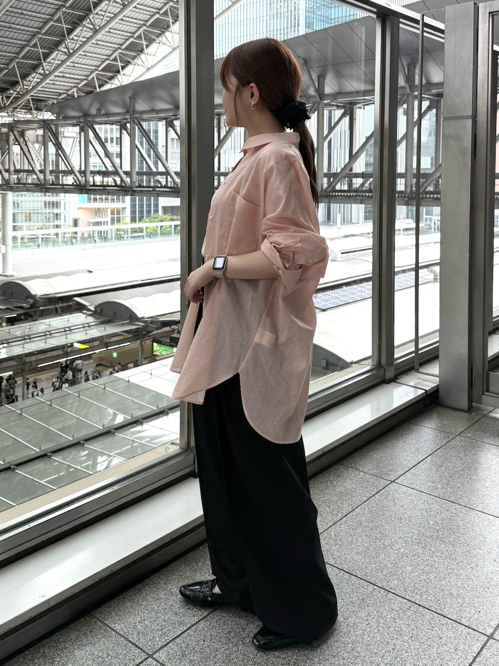 ベージュ系のタンクトップ、ブラック系のスラックス、ブラック系のローファーを着用したレディースの夏コーディネートの2枚目の写真