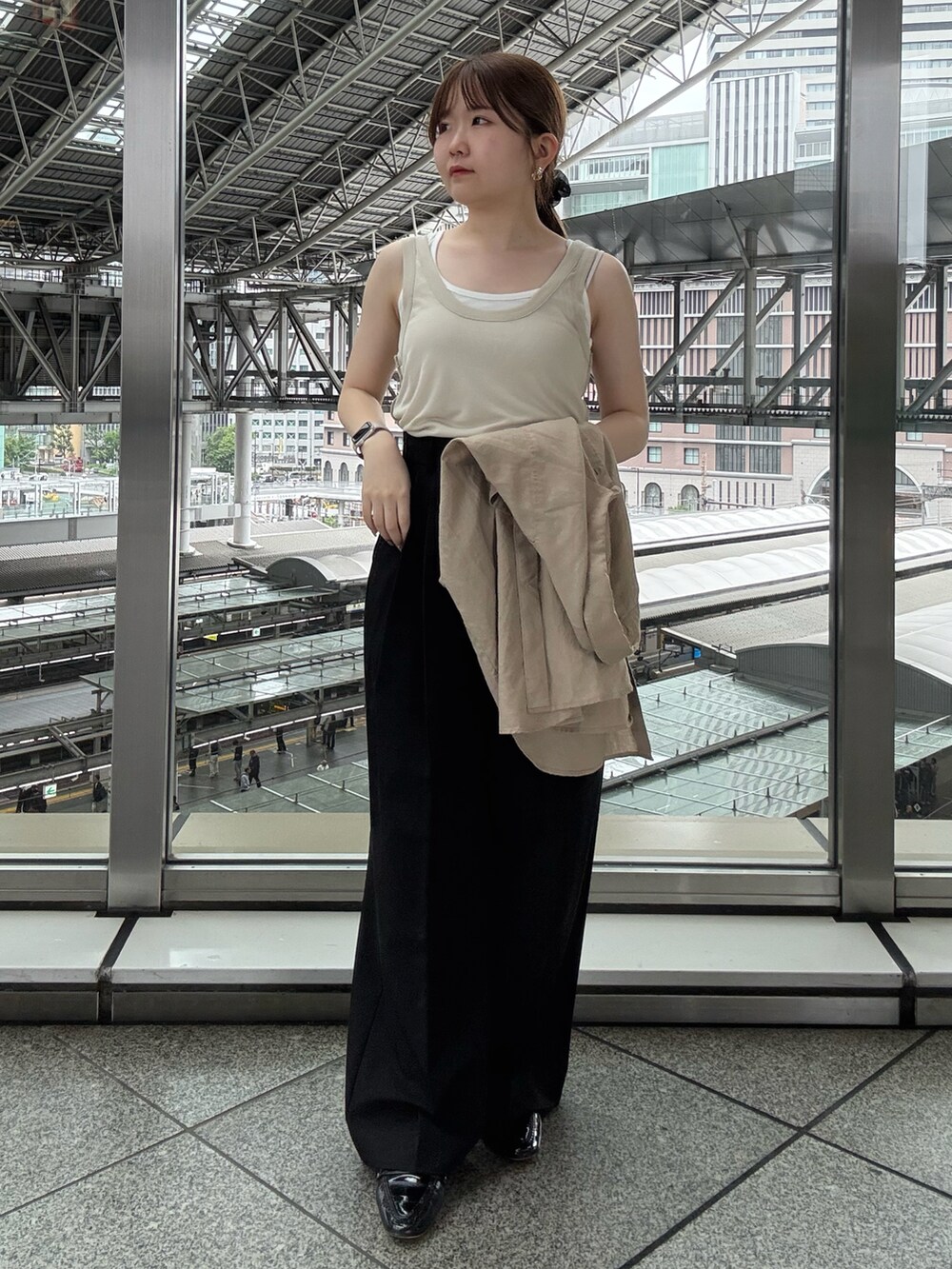 ブラック系のローファー、ベージュ系のタンクトップ、ベージュ系のシャツ/ブラウスを着用したレディースの夏コーディネートの2枚目の写真