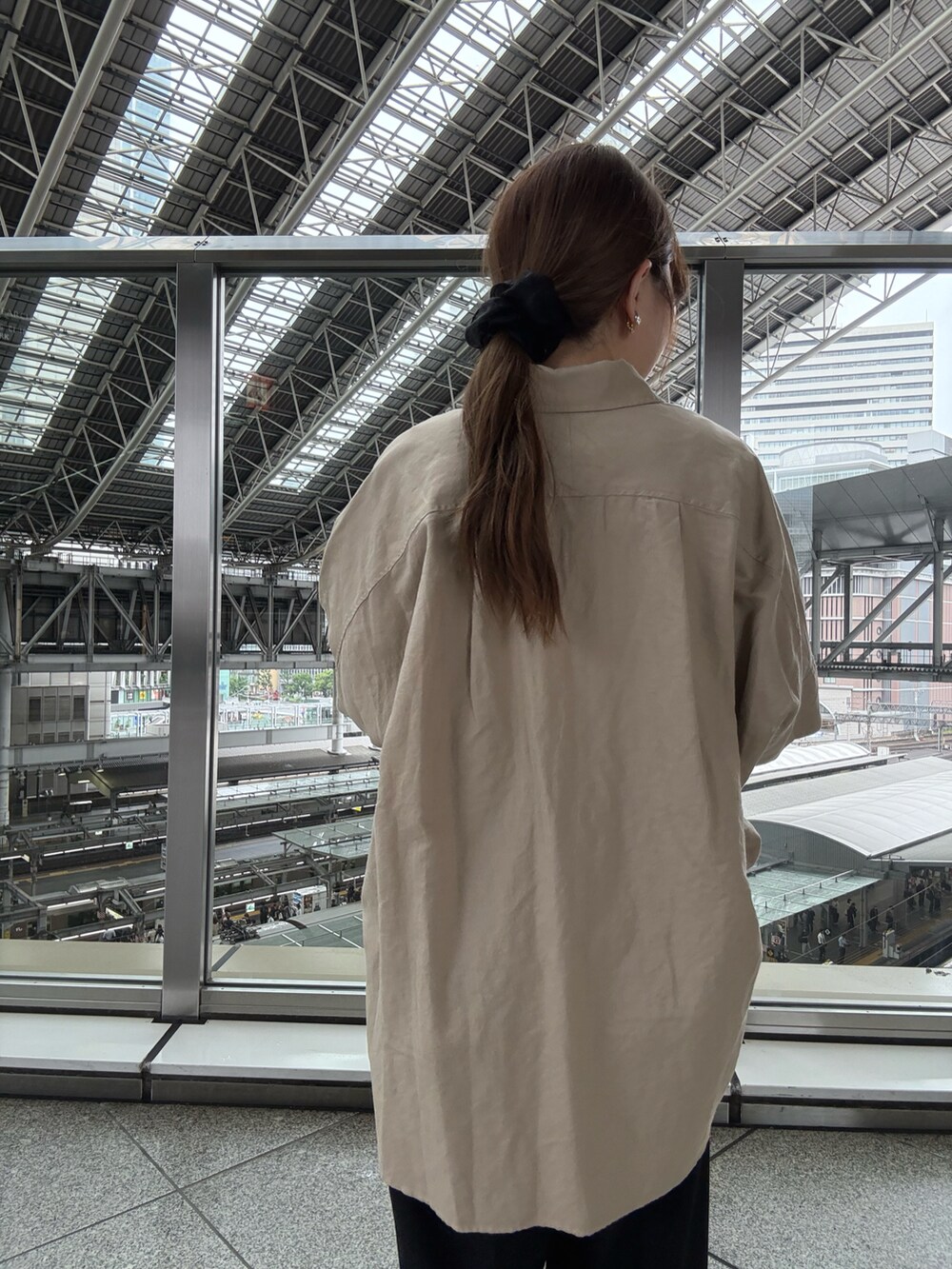 ブラック系のローファー、ベージュ系のタンクトップ、ベージュ系のシャツ/ブラウスを着用したレディースの夏コーディネートの3枚目の写真