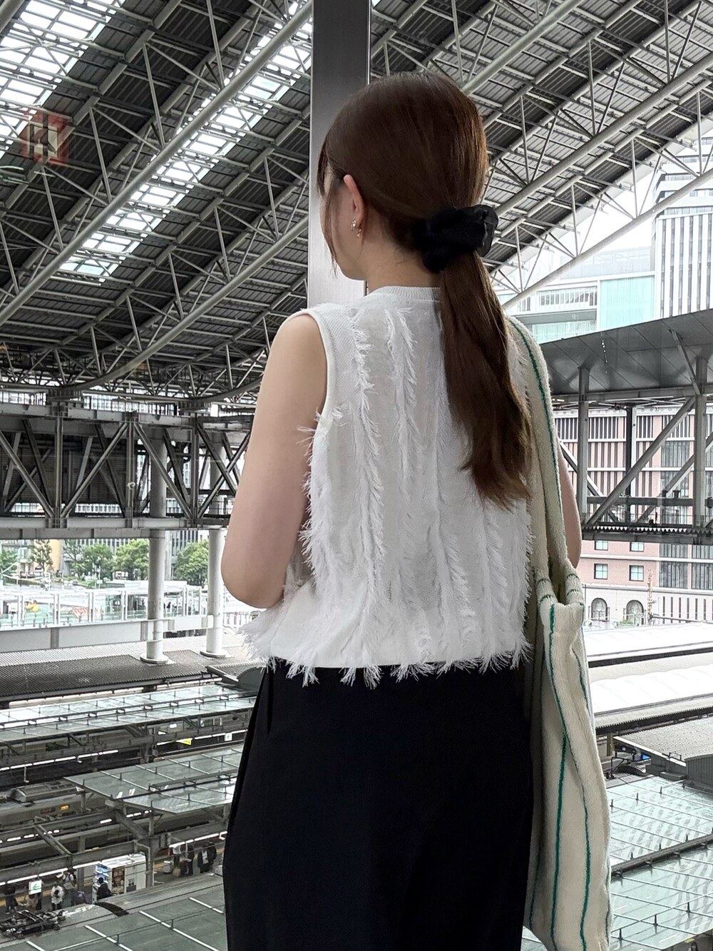 ブラック系のローファー、ホワイト系のニット/セーター、ブラック系のスラックスを着用したレディースの夏コーディネートの4枚目の写真