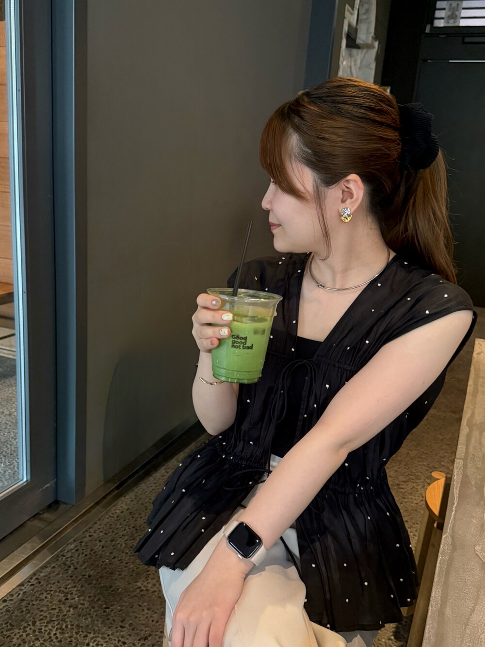 ブラック系のシャツ/ブラウスを着用したレディースの夏コーディネートの2枚目の写真