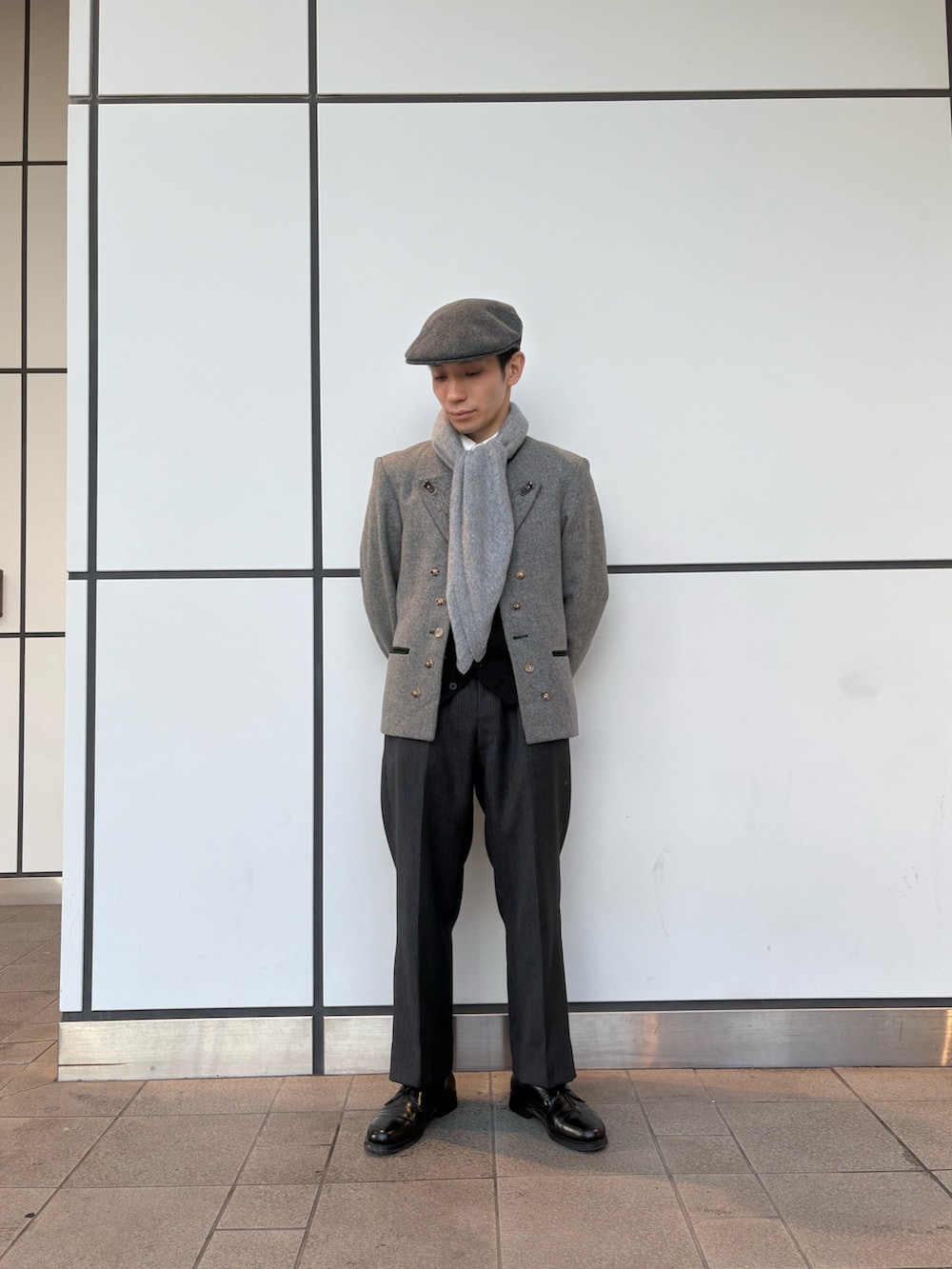 グレー系のハンチング/ベレー帽を着用したメンズの冬コーディネートの4枚目の写真
