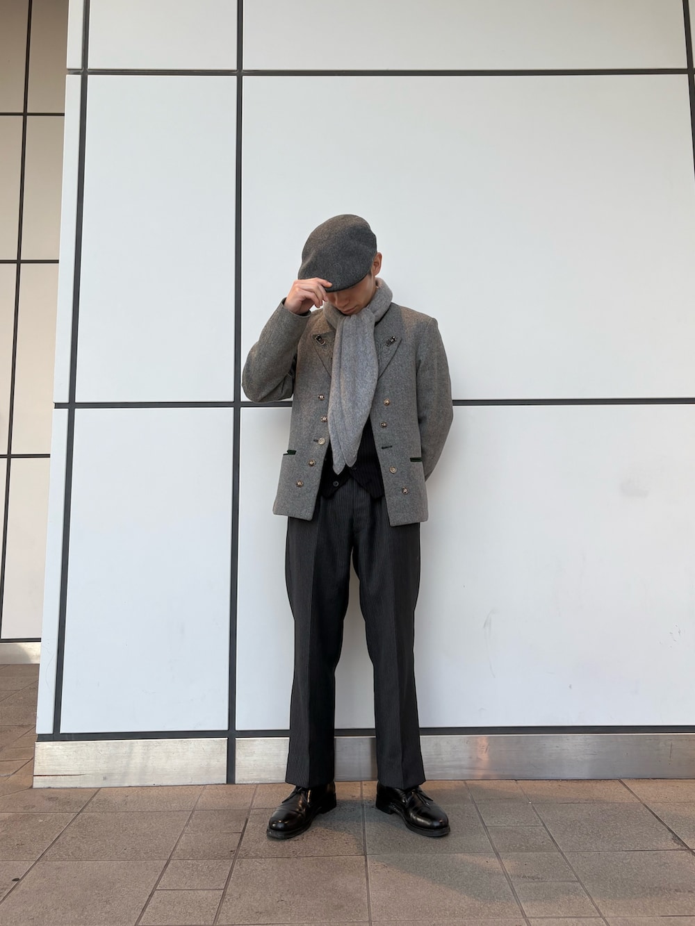 グレー系のハンチング/ベレー帽を着用したメンズの冬コーディネートの2枚目の写真