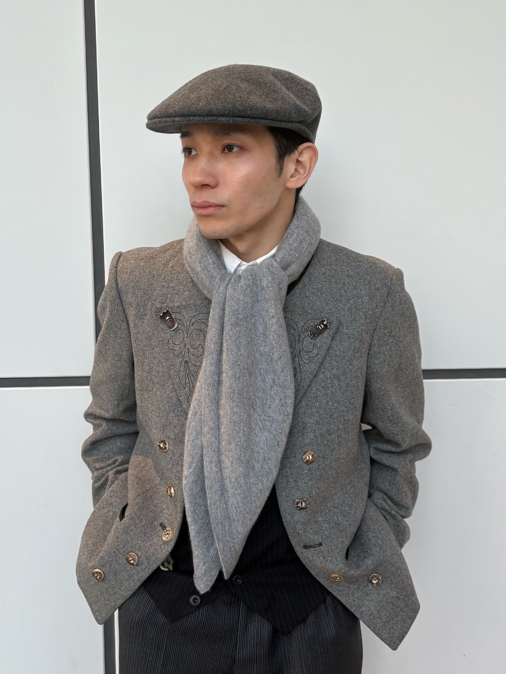 グレー系のハンチング/ベレー帽を着用したメンズの冬コーディネートの7枚目の写真