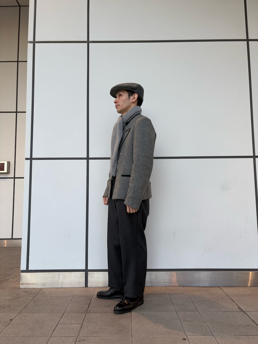 グレー系のハンチング/ベレー帽を着用したメンズの冬コーディネートの3枚目の写真