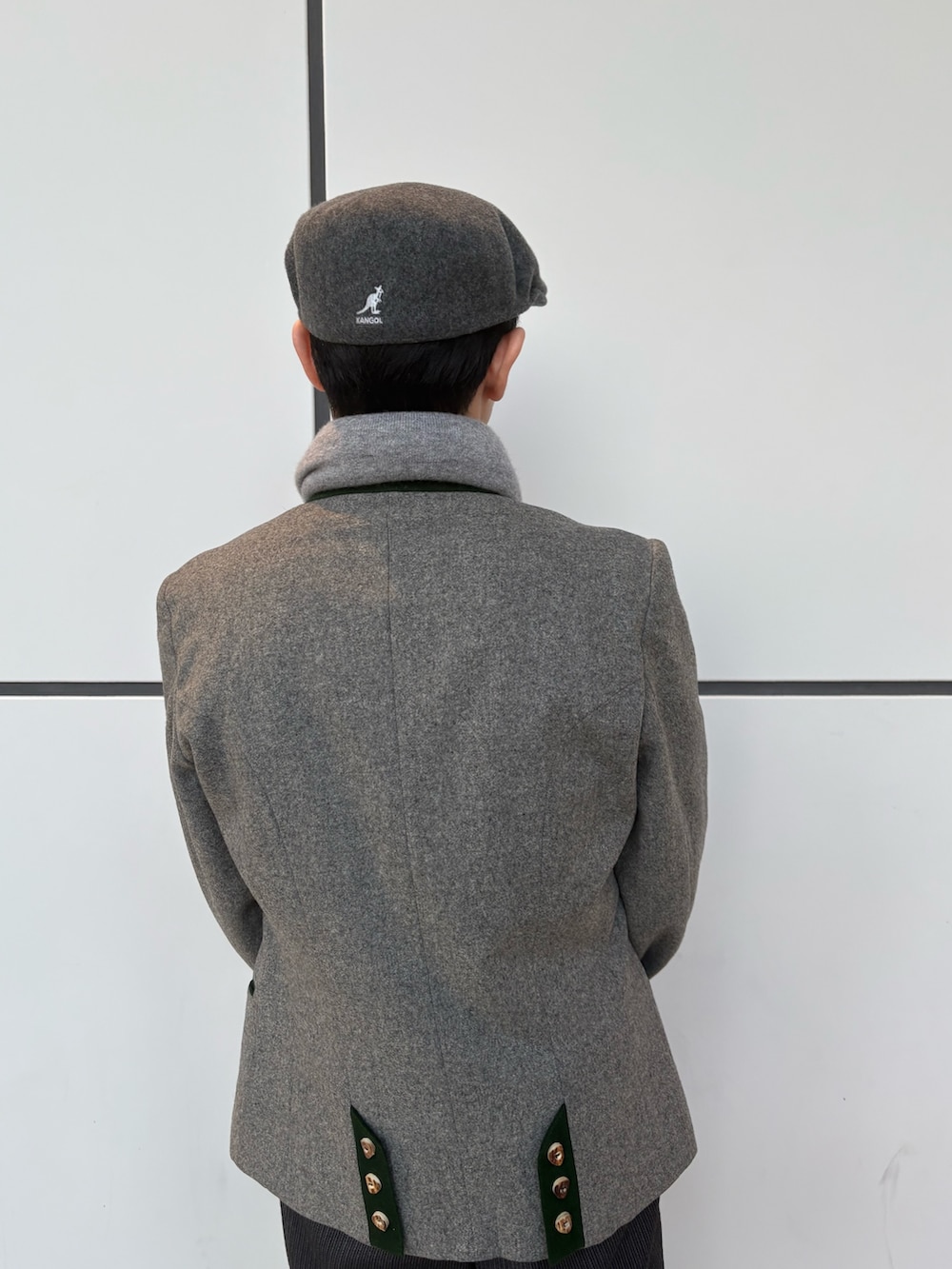 グレー系のハンチング/ベレー帽を着用したメンズの冬コーディネートの6枚目の写真