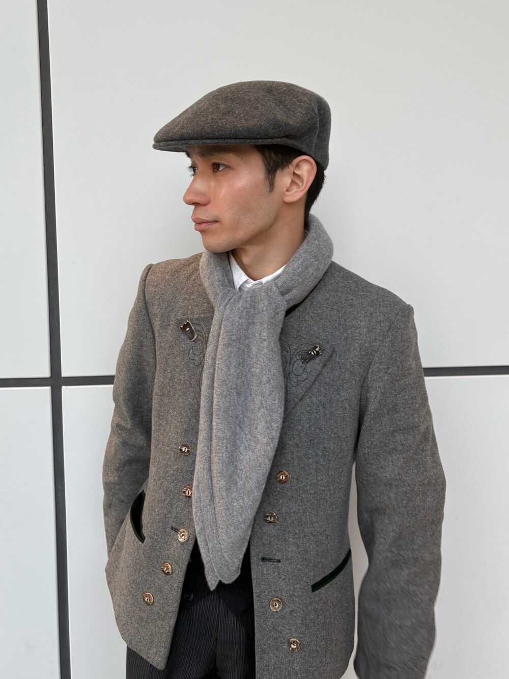 グレー系のハンチング/ベレー帽を着用したメンズの冬コーディネートの5枚目の写真